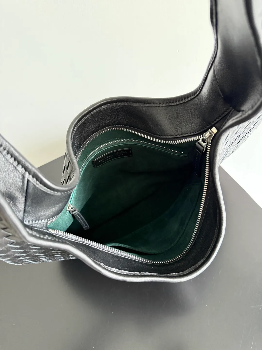 Batch 2480 BOTTEGA VENETA 2025 new men's medium Veneto crossbody bag is made of lambskin, elegantly extends to the strap, fits perfectly on the upper body, and the light and neat shape is suitable for all your choices for business, travel or daily life. Top zipper, interior two compartments, extra-large capacity. The classic Veneta shape has been redesigned and turned into a bag that can be worn cross-body, simple yet stylish. Although it is designed as a men’s bag, it is also very suitable for girls to carry! The back is so handsome🕶! More aura ~ The shoulder straps are reasonably designed, making it comfortable and stylish to carry cross-body. The bag has a practical capacity and can easily fit your daily needs~ Whether it is paired with casual wear for going out on the street or with formal wear for commuting, put it on and your fashion sense will rise in a straight line📈! Style number: 826877 Size: 38*24*2cm